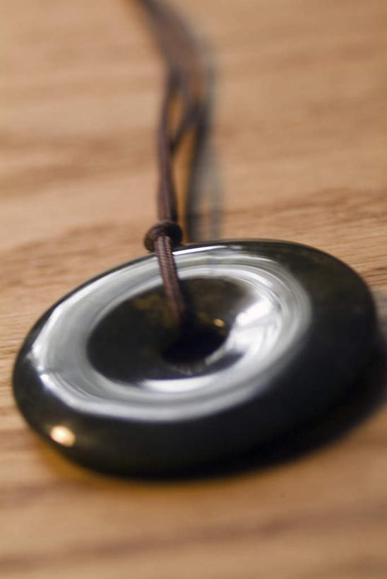 无人,竖图,俯视,室内,特写,白天,桌面,桌子,静物,玉,一块,阴影,节日,朦胧,模糊,反射,木制,雕刻,影子,文化,木制品,绳子,祈祷,健康,许愿,宗教,奢侈品,玉雕,佛教,信仰,纪念,绳索,祈求,玉器,贵重,珍贵,玉石,玉佩,释教,宝贵,平安,彩图,高角度拍摄