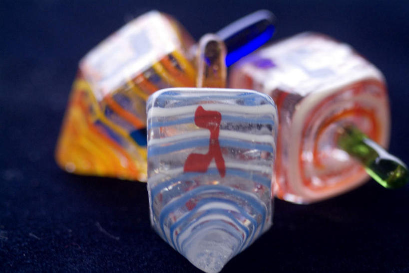 无人,横图,俯视,室内,特写,白天,游戏,静物,蓝色背景,节日,朦胧,模糊,庆祝,标志,文字,字符,字母,玩,文化,娱乐,标识,三个,陀螺,祈祷,庆典,休闲,健康,益智,许愿,摄影,宗教,信仰,影棚,活动,纪念,祈求,发泄,消遣,智力,犹太教,光明节,宣泄,陀罗,干乐,冰尜,打老牛,独乐,挑筋教,修殿节,平安,玩耍,嬉戏,彩图,高角度拍摄,影棚拍摄,拍摄,哈努卡节,马加比节,献殿节,烛光节