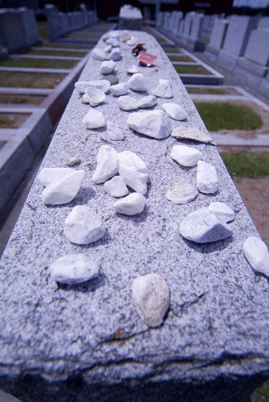 无人,竖图,俯视,室外,白天,草地,草坪,石头,植物,一堆,许多,堆叠,堆积,节日,石子,文化,草,绿色,祈祷,墓地,健康,鹅卵石,许愿,宗教,信仰,纪念,堆,祈求,坟墓,陵墓,按摩石,坟场,犹太教,挑筋教,平安,石块,彩图,高角度拍摄