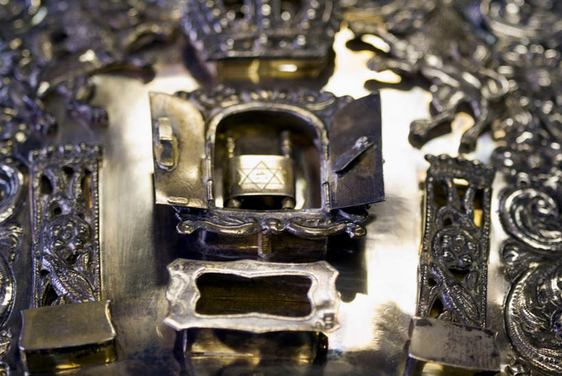 无人,横图,室内,白天,正面,看书,阅读,书籍,金属制品,学习,阴影,节日,朦胧,模糊,反射,金属,火柴,影子,文化,书本,看,祈祷,健康,读书,浏览,许愿,宗教,信仰,纪念,祈求,洋火,犹太教,火柴梗,取火工具,挑筋教,平安,书,图书,彩图