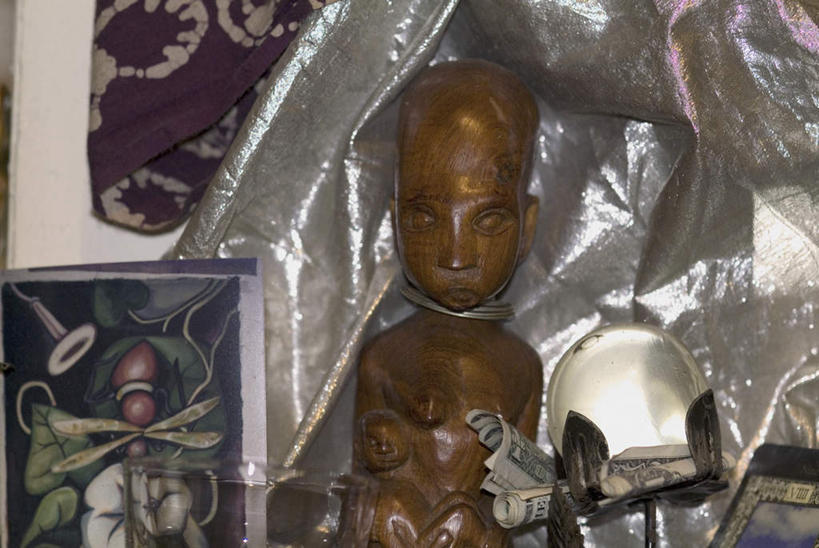 无人,横图,室内,白天,正面,钱,静物,雕塑,阴影,艺术,装饰,反射,雕刻,雕像,钱币,人偶,玩偶,影子,工艺品,钞票,金融,纸币,经济,纪念,美术,诅咒,主题,流通,陈列,纸钞,贸易,巫毒娃娃,功能,美学,邪恶,巫术,巫毒人偶,巫术娃娃,货币,现金,彩图