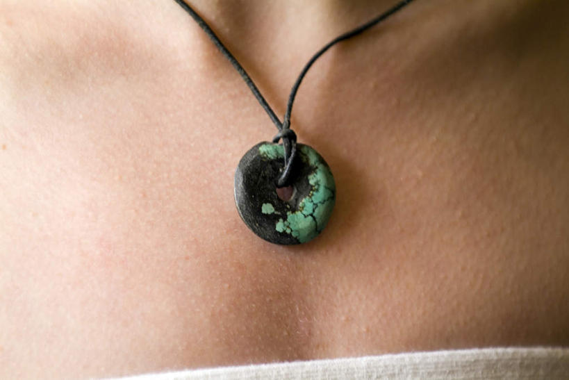 西方人,一个人,横图,室内,特写,白天,正面,项链,玉,欧洲,欧洲人,仅一个年轻女性,仅一个女性,仅一个人,阴影,节日,反射,雕刻,影子,文化,裸露,装饰品,饰品,首饰,祈祷,健康,许愿,宗教,奢侈品,玉雕,佛教,信仰,纪念,祈求,玉器,贵重,珍贵,裸,玉石,玉佩,释教,宝贵,平安,年轻女性,女人,女性,白种人,半身,彩图