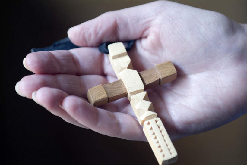 西方人,手,一个人,捧,横图,俯视,室内,特写,白天,欧洲,欧洲人,仅一个年轻女性,仅一个女性,仅一个人,阴影,节日,朦胧,模糊,反射,木制,十字架,影子,文化,木制品,祈祷,健康,手部,许愿,宗教,信仰,纪念,单手,祈求,基督教,天主教,平安,年轻女性,女人,女性,白种人,端,端着,捧着,手捧,半身,彩图,高角度拍摄