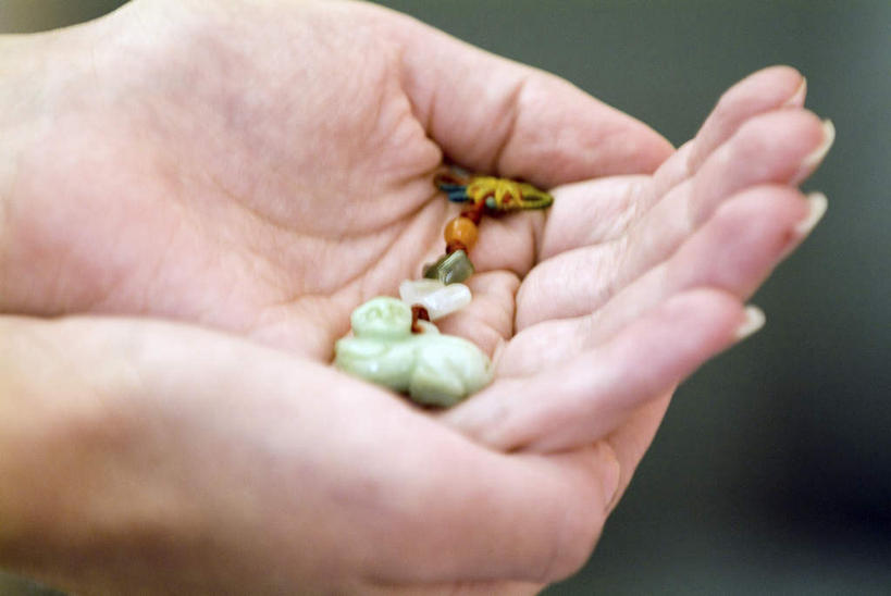 西方人,手,一个人,捧,横图,俯视,室外,特写,白天,哺乳动物,玉,欧洲,欧洲人,双手,仅一个年轻女性,仅一个女性,仅一个人,阴影,朦胧,模糊,反射,兔子,雕刻,影子,动物,手部,奢侈品,玉雕,玉器,兔,贵重,珍贵,玉石,玉佩,宝贵,年轻女性,女人,女性,白种人,端,端着,捧着,手捧,半身,彩图,高角度拍摄