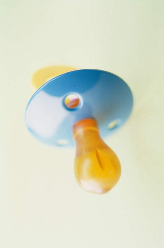 无人,竖图,俯视,室内,特写,白天,静物,阴影,反射,影子,一个,单个,奶嘴,婴儿用品,安抚,抚慰,安抚奶嘴,彩图,高角度拍摄