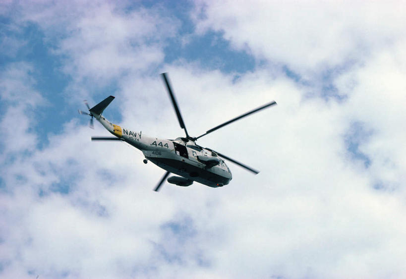 无人,横图,室外,白天,仰视,飞机,美国,飞翔,阴影,飞行,光线,影子,云,云朵,翱翔,云彩,飞,蓝色,白云,蓝天,天空,阳光,天,空军,一架,晴朗,直升机,北美,北美洲,美洲,美军,运输直升机,运用直升机,海王直升机,SH-3D海王直升机,北亚美利加洲,亚美利加洲,晴空,彩图,低角度拍摄