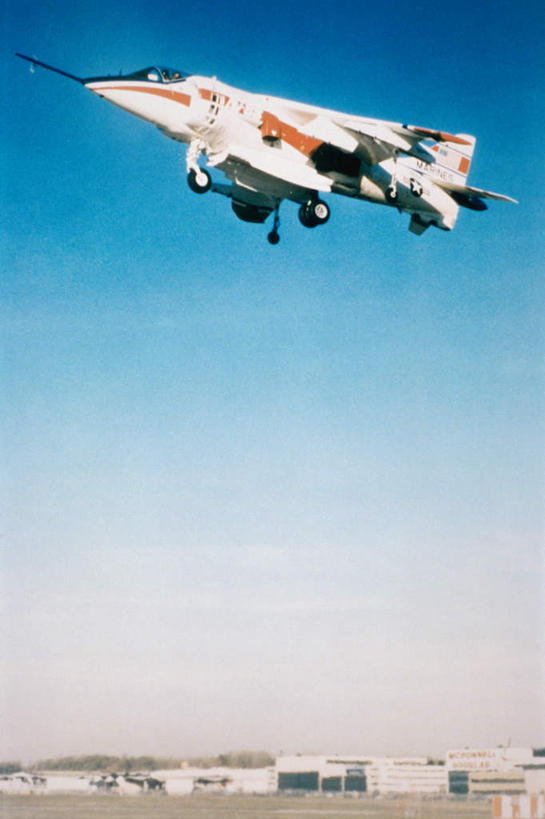 无人,机场,竖图,室外,白天,仰视,飞机场,美国,飞翔,阴影,飞行,光线,影子,翱翔,航空,飞,蓝色,蓝天,天空,阳光,停机坪,天,空军,一架,晴朗,战斗机,北美,北美洲,美洲,军用机,鹞式战斗机,美军,麦道公司,军用战斗机,侦察机,万里无云,AV-8A鹞式战斗机,北亚美利加洲,亚美利加洲,晴空,晴空万里,彩图,低角度拍摄