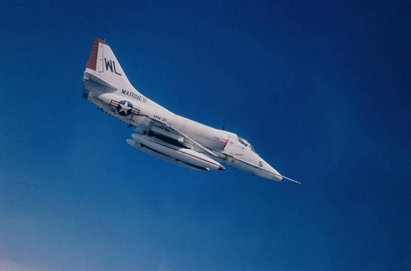 无人,横图,室外,白天,仰视,飞机,美国,飞翔,阴影,飞行,光线,影子,翱翔,飞,蓝色,蓝天,天空,阳光,天,空军,一架,晴朗,战斗机,北美,北美洲,美洲,军用机,美军,军用战斗机,天鹰战斗机,万里无云,A-4天鹰战斗机,北亚美利加洲,亚美利加洲,晴空,晴空万里,彩图,低角度拍摄