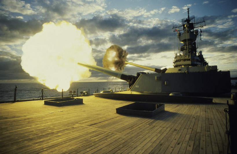 无人,横图,室外,白天,正面,热情,竞争,日落,船,火,美国,对抗,阴影,冲突,光线,火焰,影子,晚霞,霞光,落日,燃烧,破坏,阳光,黄昏,大炮,武器,彩霞,战争,军舰,损坏,北美,北美洲,攻击,威胁,对立,矛盾,兵器,美洲,海军,防御,战舰,战列舰,美军,军用战舰,战船,爱荷华战列舰,爱荷华号战列舰,敌对,挫败,斗争,抗拒,抗衡,北亚美利加洲,亚美利加洲,杀伤,威慑,夕照,危险,夕阳,彩图,斜阳