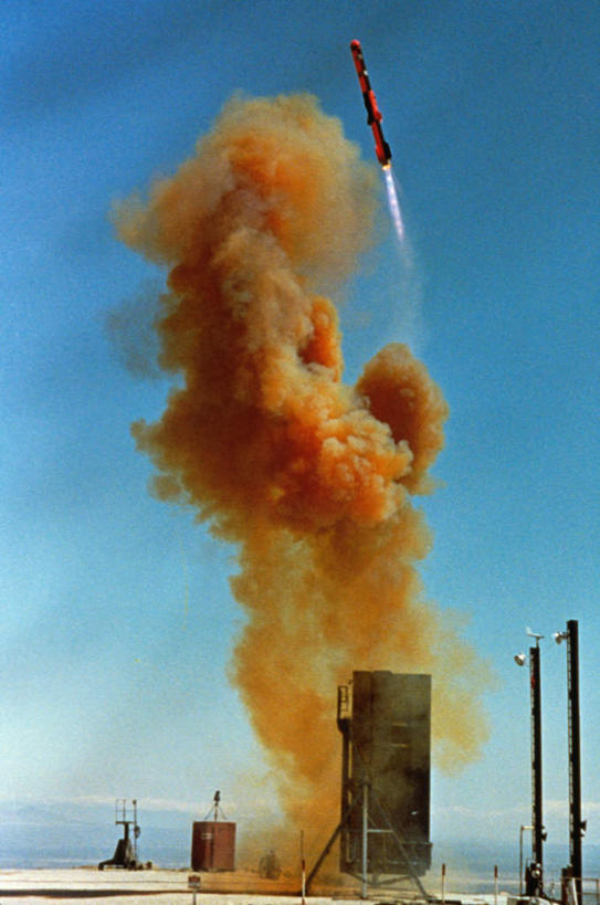 无人,竖图,室外,白天,仰视,火箭,高科技,科技,海浪,海洋,美国,飞翔,阴影,飞行,光线,科学,影子,浪花,翱翔,飞,蓝色,蓝天,天空,阳光,海水,天,工业,晴朗,发射器,北美洲,美洲,海景,导弹,炮弹,弹道导弹,军方,军工业,陆军,美军,ASROC阿斯洛克反潜火箭,ASROC反潜火箭,阿斯洛克反潜火箭,ASROC火箭,反潜火箭,国防,万里无云,北亚美利加洲,亚美利加洲,大海,风浪,海,海水的波动,近岸浪,涌浪,晴空,晴空万里,彩图,低角度拍摄