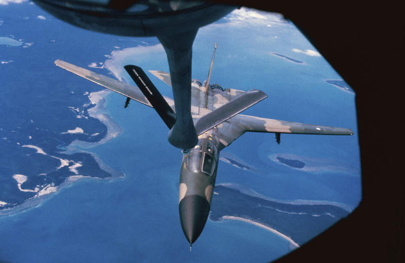 无人,横图,俯视,航拍,室外,白天,草地,草坪,岛屿,海浪,海洋,植物,飞机,美国,飞翔,飞行,岛,浪花,翱翔,飞,草,绿色,海水,空军,战斗机,北美,北美洲,鸟瞰,美洲,海景,军用机,加油机,美军,军用战斗机,土豚战斗轰炸机,两架,F-111土豚战斗轰炸机,KC-135加油机,KC-135空中加油机,北亚美利加洲,亚美利加洲,大海,风浪,海,海水的波动,近岸浪,列岛,群岛,涌浪,诸岛,彩图,高角度拍摄