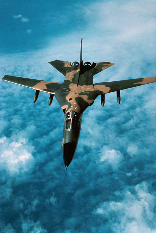 无人,竖图,俯视,航拍,室外,白天,飞机,美国,飞翔,阴影,飞行,光线,影子,云,云朵,翱翔,云彩,飞,蓝色,白云,蓝天,天空,阳光,天,空军,一架,晴朗,战斗机,北美,北美洲,鸟瞰,美洲,轰炸机,美军,通用公司,军用战斗机,土豚战斗轰炸机,F-111土豚战斗轰炸机,北亚美利加洲,亚美利加洲,晴空,彩图,高角度拍摄