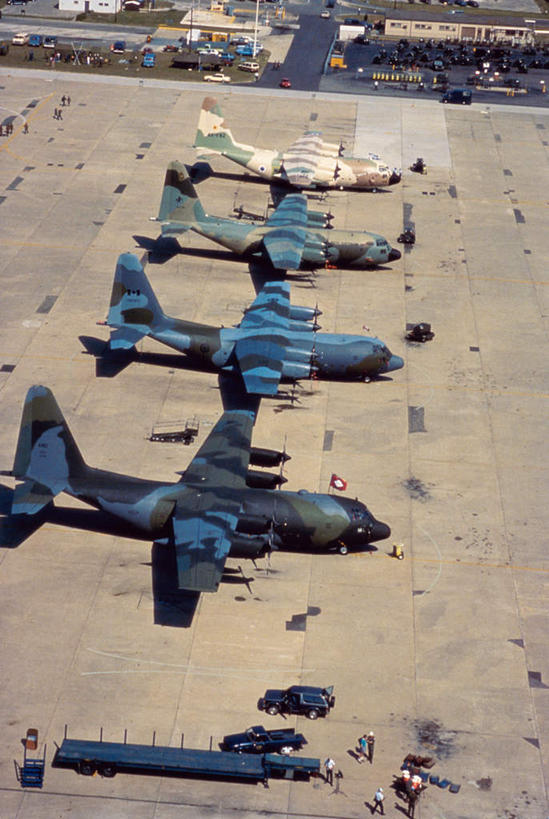 无人,机场,竖图,俯视,航拍,室外,白天,沙漠,飞机,飞机场,美国,一排,整齐,航空,排列,停机坪,空军,战斗机,北美,北美洲,鸟瞰,队列,美洲,军用机,美军,军用战斗机,四架,北亚美利加洲,亚美利加洲,大漠,砂漠,彩图,高角度拍摄,EC-130心理战飞机
