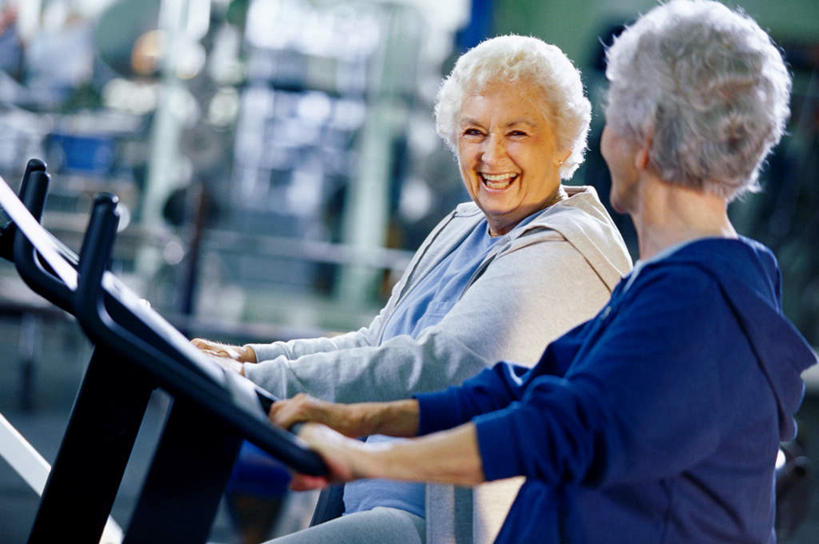 西方人,两个人,伙伴,朋友,健身房,走,笑,微笑,露齿笑,横图,室内,白天,正面,运动服,锻炼,友谊,运动,窗户,落地窗,欧洲,欧洲人,握,服装,朦胧,模糊,扭头,注视,娱乐,运动器械,玻璃窗,衣服,观察,看,转头,享受,休闲,健身器械,放松,握着,服饰,观看,察看,衣着,穿着,关注,健身器材,室内运动,衣饰,漫步机,太空漫步机,友情,老年女性,女人,女性,白种人,步行,散步,走路,半身,彩图,健身,健身馆,运动器材,运动装