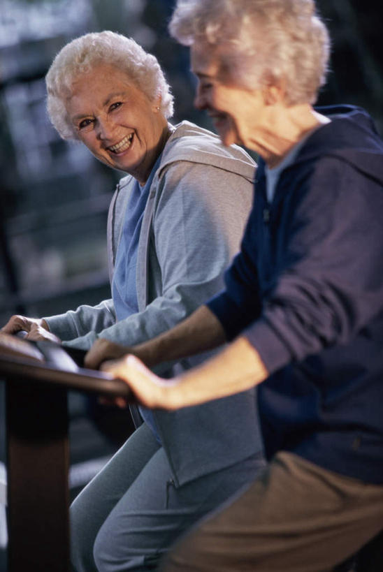 西方人,两个人,伙伴,朋友,健身房,走,笑,微笑,露齿笑,竖图,室内,白天,正面,运动服,锻炼,友谊,运动,窗户,落地窗,欧洲,欧洲人,握,服装,朦胧,模糊,扭头,注视,娱乐,运动器械,玻璃窗,衣服,观察,看,转头,享受,休闲,健身器械,放松,握着,服饰,观看,察看,衣着,穿着,关注,健身器材,室内运动,衣饰,漫步机,太空漫步机,友情,老年女性,女人,女性,白种人,步行,散步,走路,半身,彩图,健身,健身馆,运动器材,运动装