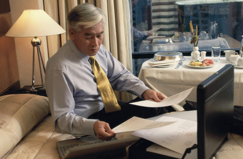 东方人,一个人,商务人士,商务男性,餐厅,坐,横图,室内,白天,侧面,衬衫,电脑,窗户,窗帘,床,靠垫,落地窗,台灯,手提箱,照明,亚洲,仅一个男性,仅一个人,握,套装,装饰,材料,档案,旅行箱,推车,文件,纸,双人床,灯光,床单,靠枕,领带,拿,拿着,注视,黄种人,被子,玻璃窗,灯,帘子,容器,手稿,手推车,行李箱,箱子,资料,灯具,垫子,枕头,低头,观察,看,仅一个老年男性,遮阳,握着,观看,储藏,出差,华丽,修饰,证明,照亮,点缀,察看,被单,象征,庄重,照明设备,储存,关注,载具,文档,商务装,身份,工薪阶层,衬托,美观,雅致,雅观,正式,地位,餐车,老年男性,男人,男性,亚洲人,白领,上班族,坐着,半身,彩图,衬衣,旅行,餐馆,饭店,饭馆,茶水车,点心车,服务车,酒水车,送餐车,贮存