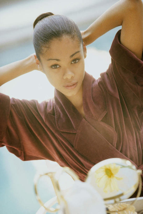 西方人,一个人,坐,竖图,室内,白天,正面,化妆,美容,镜子,桌面,桌子,欧洲,非洲,黑人,欧洲人,仅一个年轻女性,仅一个女性,仅一个人,抱头,反射,木制,纺织物,浴巾,墙,注视,墙壁,墙面,木制品,毛巾,观察,看,清洁,观看,保暖,镜像,察看,双手抱头,梳妆镜,镜面,关注,透气,防水,光学,捧首,捧头,储水,耐磨,吸水,年轻女性,女人,女性,非洲人,坐着,半身,彩图