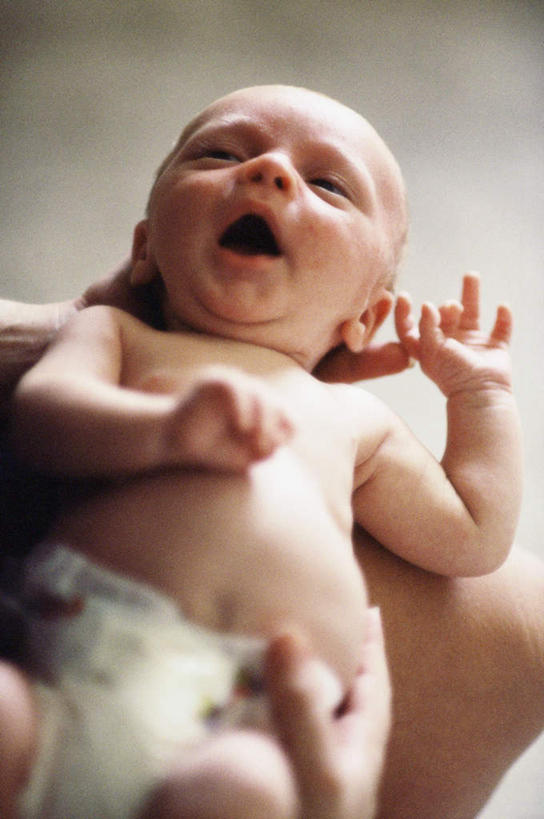 西方人,婴儿,儿童,两个人,家庭,母亲,躺,抱,竖图,俯视,室内,白天,白色背景,纯洁,欧洲,欧洲人,阴影,朦胧,模糊,反射,影子,裸露,尿布,纸尿裤,尿不湿,小孩,张嘴,温暖,温馨,一家人,可爱,母爱,童年,童趣,摄影,活泼,影棚,抱着,和睦,搂着,纸尿布,宝宝,裸,张大嘴巴,童真,纯真,烂漫,无邪,纸尿片,母婴,呵欠,卧着,伶俐,天真,年轻女性,女人,女性,白种人,孩子,年轻人,张开嘴,搂,搂抱,躺着,卧,半身,彩图,高角度拍摄,影棚拍摄,拍摄,融洽