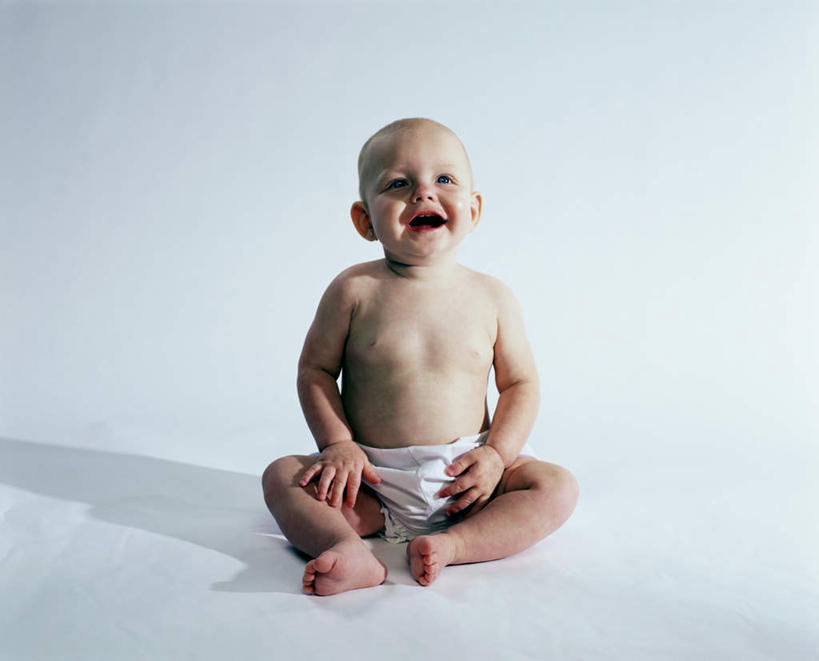 西方人,婴儿,儿童,一个人,坐,笑,微笑,露齿笑,横图,室内,白天,白色背景,正面,纯洁,欧洲,欧洲人,仅一个人,阴影,反射,影子,注视,裸露,尿布,纸尿裤,尿不湿,小孩,白色,观察,看,张嘴,可爱,摄影,活泼,影棚,观看,察看,纸尿布,关注,宝宝,裸,张大嘴巴,纯真,烂漫,无邪,纸尿片,伶俐,天真,白种人,孩子,张开嘴,坐着,彩图,全身,影棚拍摄,拍摄