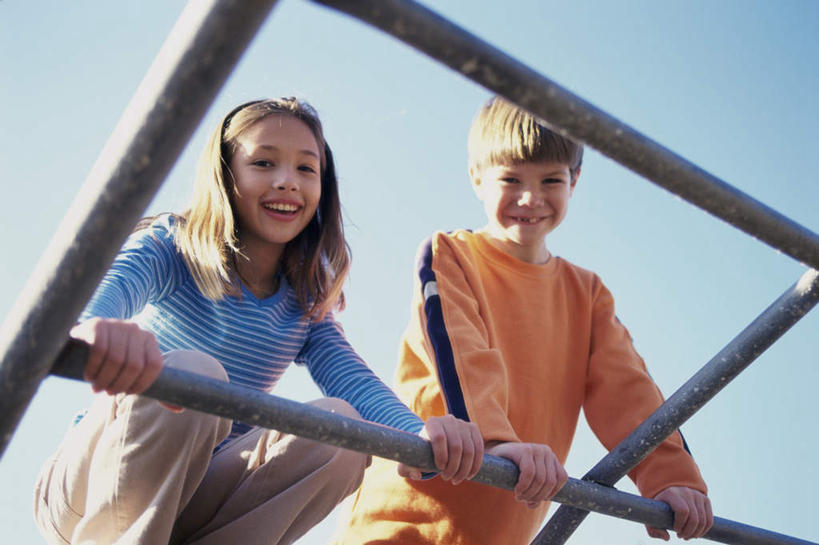 西方人,儿童,两个人,伙伴,朋友,坐,笑,微笑,露齿笑,横图,室外,白天,仰视,游戏,友谊,纯洁,玩具,欧洲,欧洲人,握,阴影,服装,光线,影子,玩,注视,休闲装,娱乐,架子,小孩,衣服,蓝色,蓝天,天空,阳光,天,观察,看,休闲,休闲服,可爱,童年,童趣,益智,握着,服饰,晴朗,观看,活动,察看,攀登架,发泄,关注,消遣,智力,童真,烂漫,无邪,万里无云,宣泄,天真,友情,男孩,男人,男性,女孩,女人,女性,白种人,晴空,晴空万里,玩耍,嬉戏,坐着,半身,彩图,低角度拍摄,攀爬架,男生,女生