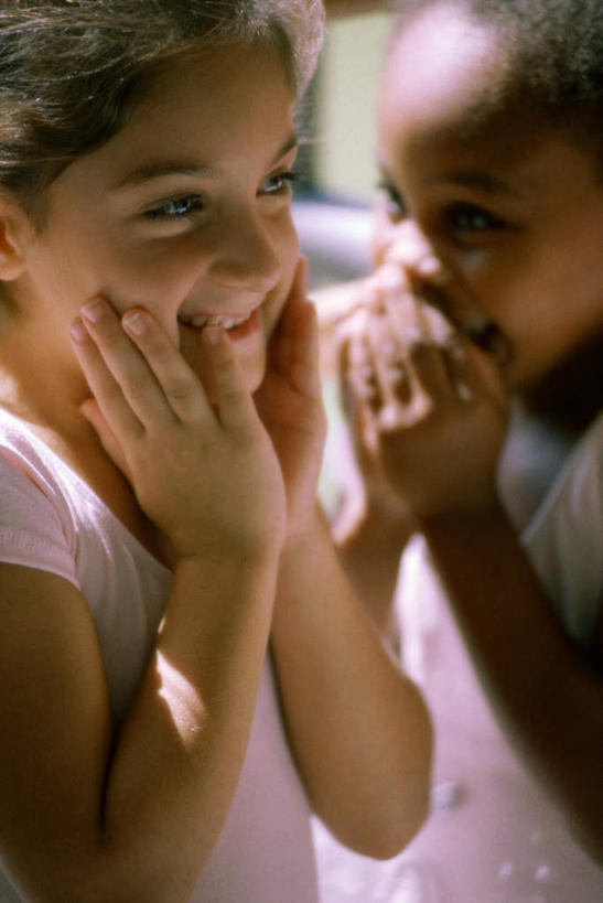 西方人,儿童,两个人,伙伴,朋友,笑,微笑,竖图,室内,白天,正面,友谊,纯洁,欧洲,非洲,黑人,欧洲人,撑,阴影,服装,反射,影子,托腮,注视,休闲装,小孩,衣服,观察,看,托,休闲,休闲服,可爱,童年,童趣,遮,遮掩,服饰,观看,察看,掩盖,遮挡,关注,私语,托下巴,密语,耳语,童真,烂漫,无邪,遮盖,掩饰,天真,友情,女孩,女人,女性,白种人,非洲人,半身,彩图,女生