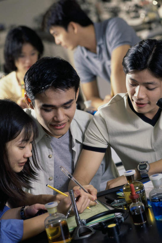 东方人,伙伴,朋友,学校,站,坐,笑,微笑,露齿笑,竖图,室内,白天,正面,友谊,实验,仪器,桌子,杯子,亚洲,五个人,握,阴影,服装,朦胧,模糊,研究,透明,时间,反射,分析,化学,测试,笔,烧杯,时钟,手表,液体,影子,实验室,研究室,办公用品,许多人,计时,注视,休闲装,黄种人,书桌,校园,玻璃制品,文具,衣服,玻璃瓶,课桌,瓶子,铅笔,学习用品,钟表,观察,看,站着,一群人,休闲,教室,同学,休闲服,表,器皿,握着,服饰,观看,腕表,文具用品,察看,书写,校友,关注,记录板,计量,试验室,记事板,玻璃仪器,试验耗材,实验用品,同窗,学友,誊写,友情,男人,男性,年轻男性,年轻女性,女人,女性,亚洲人,玻璃杯,钟,站立,坐着,半身,彩图