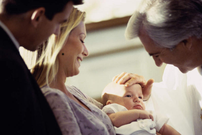 西方人,婴儿,儿童,中年人,四个人,家庭,夫妻,母亲,父亲,牧师,传教士,站,抱,笑,摸,微笑,露齿笑,横图,室内,白天,侧面,爱情,纯洁,欧洲,欧洲人,抚摸,阴影,服装,反射,影子,墙,浪漫,注视,休闲装,墙壁,墙面,小孩,衣服,白色,低头,观察,看,站着,休闲,温暖,温馨,父子,母子,三口之家,一家人,休闲服,恩爱,父爱,可爱,母爱,恋人,服饰,活泼,抱着,观看,和睦,察看,搂着,关注,宝宝,纯真,烂漫,无邪,洗礼,垂头,袍子,伶俐,天真,老年男性,男人,男性,女人,女性,中年男性,中年女性,白种人,孩子,夫妇,情侣,传道者,祭司,教士,神甫,神父,触摸,接触,搂,搂抱,站立,半身,彩图,浸礼,伴侣,融洽