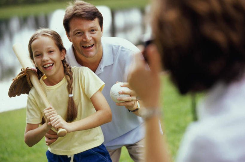 西方人,儿童,中年人,背部,三个人,家庭,夫妻,母亲,父亲,女儿,站,蹲,笑,微笑,露齿笑,横图,室外,白天,正面,爱情,锻炼,纯洁,运动,棒球,垒球,草地,草坪,河流,水,植物,相机,欧洲,欧洲人,握,阴影,服装,朦胧,模糊,光线,棒球手套,影子,河水,水流,浪漫,注视,休闲装,球,草,一个,小孩,拍照,衣服,绿色,阳光,手套,数码相机,观察,看,站着,休闲,温暖,温馨,父女,母女,三口之家,一家人,休闲服,恩爱,父爱,可爱,母爱,童年,童趣,握着,恋人,摄影,服饰,单个,观看,和睦,察看,关注,童真,烂漫,无邪,体育,天真,男人,男性,女孩,女人,女性,中年男性,中年女性,白种人,孩子,夫妇,情侣,照相机,蹲着,站立,半身,彩图,健身,照相,伴侣,融洽,女生