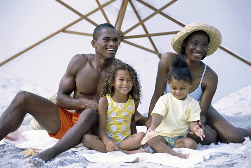 西方人,儿童,中年人,四个人,家庭,夫妻,母亲,父亲,女儿,儿子,坐,笑,微笑,露齿笑,横图,室外,白天,正面,爱情,纯洁,海星,吊带,欧洲,非洲,黑人,欧洲人,服装,伞,雨伞,遮阳伞,坐垫,浪漫,注视,吊带衫,休闲装,阳伞,裸露,海洋生物,小孩,衣服,自然,动物,观察,看,休闲,温暖,温馨,父女,父子,母女,母子,一家人,休闲服,生物,恩爱,父爱,可爱,母爱,童年,童趣,恋人,服饰,观看,和睦,察看,太阳伞,衣着,穿着,关注,裸,童真,烂漫,无邪,野餐垫,野餐地毯,多功能毯,衣饰,天真,棘皮动物门,男孩,男人,男性,女孩,女人,女性,中年男性,中年女性,非洲人,孩子,夫妇,情侣,星鱼,坐着,半身,彩图,伴侣,融洽,男生,女生