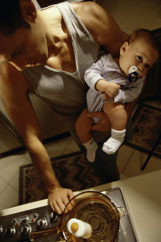 西方人,婴儿,儿童,两个人,家庭,父亲,站,抱,竖图,俯视,室内,白天,烹饪,纯洁,厨房,厨具,玻璃,金属制品,欧洲,欧洲人,握,服装,金属,背心,锅子,拿,拿着,注视,锅,玻璃制品,小孩,衣服,容器,碗,观察,看,站着,温暖,温馨,一家人,父爱,可爱,童年,童趣,握着,服饰,活泼,锅具,奶嘴,婴儿用品,安抚,抱着,观看,储藏,灶具,和睦,察看,抚慰,搂着,衣着,储存,穿着,关注,宝宝,燃气灶,安抚奶嘴,童真,纯真,烂漫,无邪,烹饪用具,衣饰,燃气具,伶俐,天真,男人,男性,年轻男性,白种人,孩子,年轻人,烹调用具,怀抱,搂,搂抱,烹调,相抱,拥抱,站立,半身,彩图,高角度拍摄,灶间,融洽,贮存