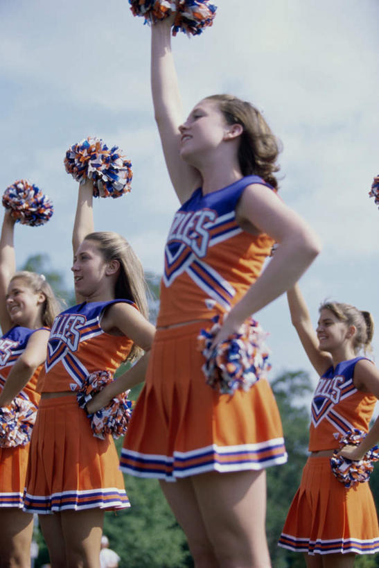 西方人,四个人,伙伴,朋友,站,举,竖图,室外,白天,正面,裙子,运动服,友谊,合作,团队,植物,欧洲,欧洲人,一排,握,阴影,服装,整齐,光线,影子,云,云朵,拿,云彩,拿着,注视,手叉腰,树,树木,排列,衣服,蓝色,绿色,白云,蓝天,天空,阳光,自然,天,叉腰,观察,看,托,站着,橙色,战略,握着,短裙,服饰,生长,晴朗,成长,观看,半身裙,察看,衣着,穿着,队列,关注,拉拉队,联合,合谋,拉拉花,拉拉球,啦啦花,啦啦球,衣饰,配合,协作,年轻女性,女人,女性,白种人,晴空,举起,举手,举着,向上举,向上伸,向上托,站立,半身,彩图,运动装