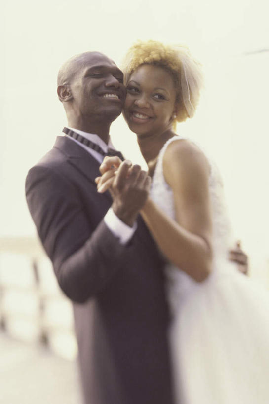 西方人,两个人,家庭,夫妻,新娘,新郎,码头,站,握手,笑,微笑,露齿笑,竖图,室外,白天,侧面,婚纱,西装,爱情,婚礼,快乐,港口,欧洲,非洲,黑人,欧洲人,阴影,套装,服装,正装,朦胧,模糊,庆祝,光线,影子,结婚,浪漫,依偎,注视,职业装,相视,衣服,阳光,观察,看,靠,靠着,倚靠,站着,温暖,温馨,喜庆,一家人,面对面,恩爱,恋人,服饰,观看,纪念,对视,和睦,察看,互视,倚着,衣着,穿着,关注,相对,相看,依附,依赖,投靠,衣饰,男人,男性,年轻男性,年轻女性,女人,女性,非洲人,年轻人,夫妇,情侣,搀手,拉手,手搀手,手拉手,手牵手,手握手,站立,半身,彩图,婚礼服,礼服,高兴,摆渡口,埠头,渡口,渡头,港湾,海港,货运码头,口岸,商港,伴侣,融洽