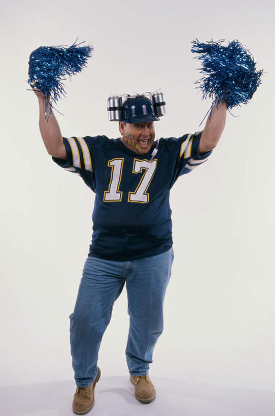 西方人,一个人,站,举,笑,微笑,露齿笑,竖图,室内,白天,白色背景,正面,欧洲,欧洲人,仅一个男性,仅一个人,仅一个中年男性,握,服装,裤子,标志,数字,文字,字符,拿,拿着,注视,牛仔裤,休闲装,标识,衣服,观察,看,托,站着,休闲,休闲服,握着,摄影,阿拉伯数字,服饰,影棚,观看,察看,关注,拉拉花,拉拉球,啦啦花,啦啦球,男人,男性,中年男性,白种人,举起,举手,举着,向上举,向上伸,向上托,站立,彩图,全身,影棚拍摄,拍摄