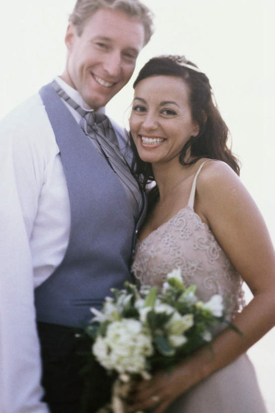 西方人,两个人,家庭,夫妻,新娘,新郎,站,笑,微笑,露齿笑,竖图,室外,白天,正面,婚纱,西装,爱情,婚礼,快乐,欧洲,欧洲人,握,套装,服装,正装,庆祝,盛开,捧花,手捧花,结婚,浪漫,拿,花蕾,拿着,依偎,注视,职业装,花,花瓣,花朵,鲜花,衣服,花束,花苞,花蕊,观察,看,靠,靠着,倚靠,站着,温暖,温馨,喜庆,一家人,恩爱,握着,恋人,服饰,观看,纪念,和睦,察看,倚着,衣着,穿着,关注,依附,依赖,投靠,衣饰,婚礼捧花,男人,男性,年轻男性,年轻女性,女人,女性,白种人,年轻人,夫妇,情侣,站立,半身,彩图,婚礼服,礼服,高兴,伴侣,融洽