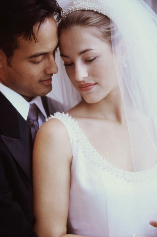 西方人,两个人,家庭,夫妻,新娘,新郎,站,竖图,室内,白天,正面,婚纱,西装,爱情,婚礼,快乐,欧洲,欧洲人,套装,头纱,服装,正装,庆祝,领带,结婚,浪漫,依偎,注视,职业装,衣服,低头,观察,看,靠,靠着,倚靠,站着,温暖,温馨,喜庆,一家人,恩爱,恋人,服饰,观看,纪念,和睦,察看,倚着,象征,衣着,庄重,穿着,关注,身份,依附,依赖,投靠,正式,地位,垂头,衣饰,男人,男性,年轻男性,年轻女性,女人,女性,白种人,年轻人,夫妇,情侣,站立,半身,彩图,婚礼服,礼服,高兴,婚礼头纱,伴侣,融洽