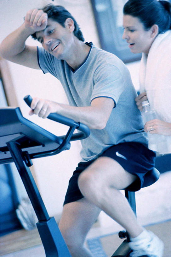 西方人,中年人,两个人,家庭,夫妻,健身房,坐,笑,微笑,露齿笑,竖图,室内,白天,侧面,爱情,锻炼,运动,欧洲,欧洲人,擦,抚摸,握,服装,朦胧,模糊,浪漫,注视,休闲装,运动器械,衣服,观察,看,休闲,温暖,温馨,一家人,休闲服,健身器械,恩爱,擦拭,握着,恋人,服饰,观看,和睦,察看,关注,健身器材,健身车,揩擦,拭,体育,男人,男性,女人,女性,中年男性,中年女性,白种人,夫妇,情侣,坐着,半身,彩图,健身,健身馆,伴侣,融洽,运动器材,轻抚