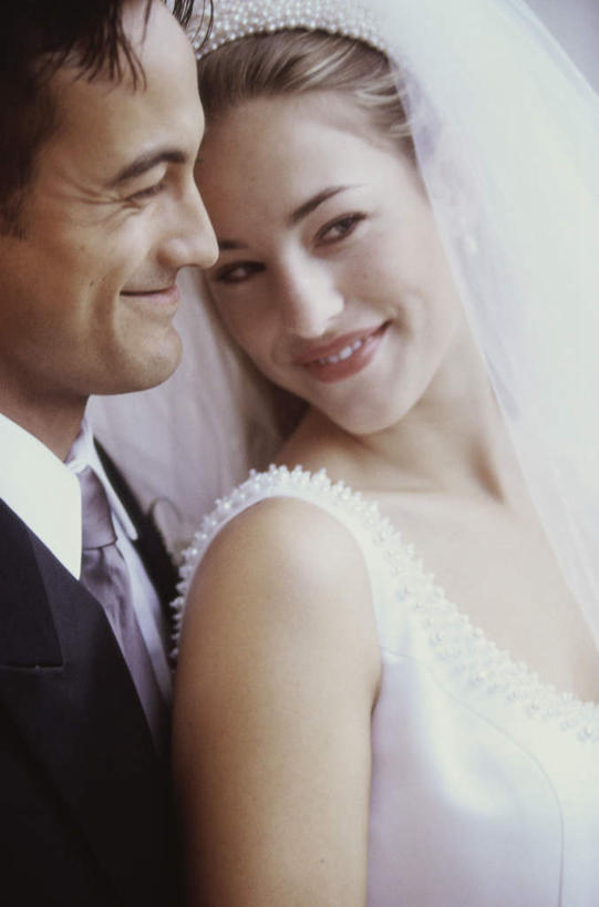 西方人,两个人,家庭,夫妻,新娘,新郎,站,笑,微笑,露齿笑,竖图,室内,白天,侧面,婚纱,西装,爱情,婚礼,快乐,欧洲,欧洲人,套装,头纱,服装,正装,庆祝,领带,结婚,浪漫,扭头,依偎,注视,职业装,衣服,观察,看,靠,靠着,倚靠,站着,转头,温暖,温馨,喜庆,一家人,恩爱,恋人,服饰,观看,纪念,和睦,察看,倚着,象征,衣着,庄重,穿着,关注,身份,依附,依赖,投靠,正式,地位,衣饰,男人,男性,年轻男性,年轻女性,女人,女性,白种人,年轻人,夫妇,情侣,站立,半身,彩图,婚礼服,礼服,高兴,婚礼头纱,伴侣,融洽