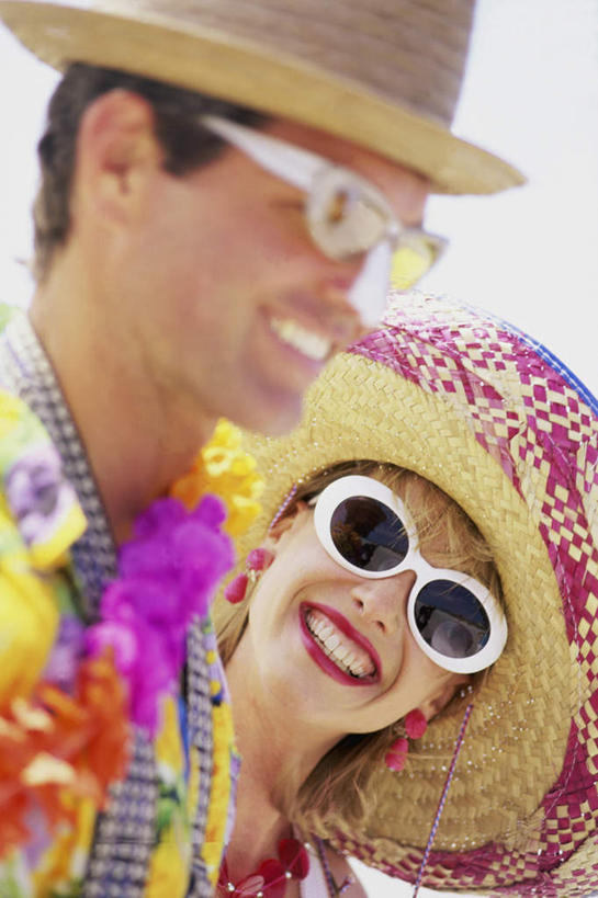 西方人,两个人,站,笑,微笑,露齿笑,竖图,室外,白天,正面,民族服装,衬衫,爱情,帽子,欧洲,欧洲人,装饰,盛开,草帽,花环,墨镜,眼镜,浪漫,花蕾,注视,花,花瓣,花朵,鲜花,太阳镜,太阳眼镜,花苞,花蕊,观察,看,站着,温暖,温馨,遮阳镜,恩爱,恋人,观看,华丽,修饰,点缀,和睦,察看,关注,衬托,美观,雅致,雅观,男人,男性,年轻男性,年轻女性,女人,女性,白种人,情侣,站立,半身,彩图,衬衣,传统服装,民俗服,夏威夷衬衫,伴侣,融洽