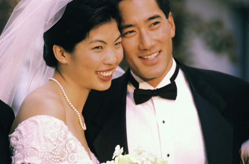 东方人,两个人,家庭,夫妻,新娘,新郎,站,笑,微笑,露齿笑,横图,室外,白天,正面,婚纱,西装,爱情,婚礼,快乐,项链,亚洲,握,套装,头纱,正装,朦胧,模糊,庆祝,盛开,领结,捧花,手捧花,结婚,浪漫,拿,花蕾,拿着,依偎,注视,职业装,黄种人,装饰品,花,花瓣,花朵,鲜花,饰品,首饰,花束,花苞,花蕊,观察,看,靠,靠着,倚靠,站着,温暖,温馨,喜庆,一家人,恩爱,握着,恋人,观看,纪念,和睦,察看,倚着,象征,庄重,关注,身份,依附,依赖,投靠,正式,地位,婚礼捧花,男人,男性,年轻男性,年轻女性,女人,女性,亚洲人,年轻人,夫妇,情侣,站立,半身,彩图,婚礼服,礼服,高兴,婚礼头纱,伴侣,融洽