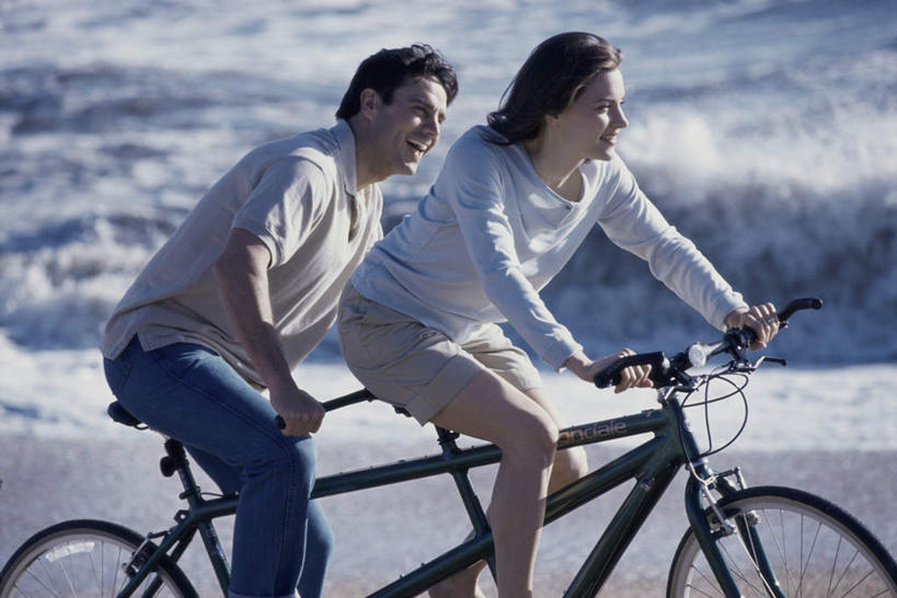 西方人,两个人,坐,笑,微笑,露齿笑,横图,室外,白天,侧面,爱情,锻炼,旅游,度假,运动,海浪,海洋,沙滩,自行车,欧洲,欧洲人,阴影,服装,光线,沙子,影子,海岸,浪花,沙地,浪漫,注视,休闲装,娱乐,车,脚踏车,衣服,阳光,海水,交通工具,观察,看,骑车,享受,休闲,温暖,温馨,休闲服,恩爱,放松,恋人,服饰,双人自行车,观看,和睦,察看,关注,载具,室外运动,户外运动,海景,男人,男性,年轻男性,年轻女性,女人,女性,白种人,情侣,大海,风浪,海,海水的波动,海滩,近岸浪,涌浪,坐着,半身,彩图,健身,伴侣,融洽