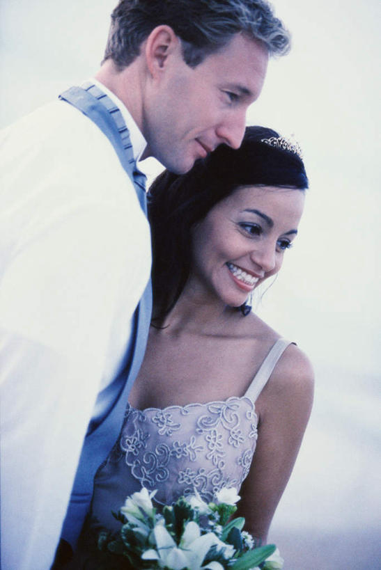 西方人,两个人,家庭,夫妻,新娘,新郎,站,笑,微笑,露齿笑,竖图,室外,白天,正面,婚纱,西装,爱情,婚礼,快乐,海浪,海洋,沙滩,欧洲,欧洲人,握,套装,正装,庆祝,盛开,捧花,沙子,手捧花,海岸,浪花,沙地,结婚,浪漫,拿,花蕾,拿着,依偎,注视,职业装,花,花瓣,花朵,鲜花,海水,花束,花苞,花蕊,观察,看,靠,靠着,倚靠,站着,温暖,温馨,喜庆,一家人,恩爱,握着,恋人,观看,纪念,和睦,察看,倚着,关注,海景,依附,依赖,投靠,婚礼捧花,男人,男性,年轻男性,年轻女性,女人,女性,白种人,年轻人,夫妇,情侣,大海,风浪,海,海水的波动,海滩,近岸浪,涌浪,站立,半身,彩图,婚礼服,礼服,高兴,伴侣,融洽