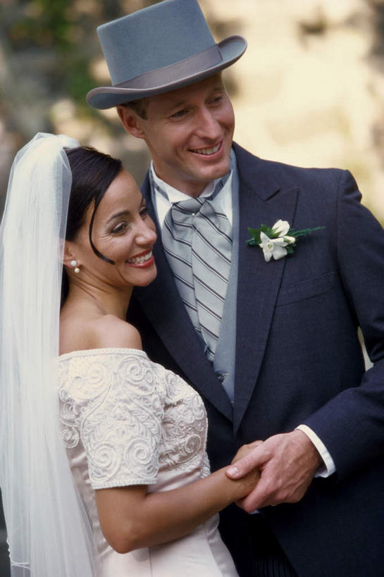 西方人,两个人,家庭,夫妻,新娘,新郎,站,握手,笑,微笑,露齿笑,竖图,室外,白天,正面,婚纱,衬衫,西装,爱情,婚礼,快乐,植物,帽子,欧洲,欧洲人,套装,头纱,正装,朦胧,模糊,庆祝,装饰,盛开,领带,结婚,浪漫,花蕾,依偎,注视,职业装,礼帽,花,花瓣,花朵,鲜花,树,树木,绿色,自然,花苞,花蕊,观察,看,靠,靠着,倚靠,站着,温暖,温馨,喜庆,一家人,恩爱,恋人,生长,成长,观看,纪念,华丽,修饰,点缀,和睦,察看,倚着,关注,依附,依赖,投靠,衬托,美观,雅致,雅观,男人,男性,年轻男性,年轻女性,女人,女性,白种人,年轻人,夫妇,情侣,搀手,拉手,手搀手,手拉手,手牵手,手握手,站立,半身,彩图,衬衣,婚礼服,礼服,高兴,婚礼头纱,伴侣,融洽