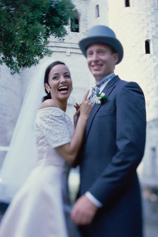 西方人,两个人,家庭,夫妻,新娘,新郎,站,笑,微笑,露齿笑,竖图,室外,白天,侧面,婚纱,衬衫,西装,爱情,婚礼,快乐,植物,帽子,欧洲,欧洲人,套装,头纱,正装,朦胧,模糊,庆祝,装饰,盛开,领带,结婚,浪漫,花蕾,依偎,注视,职业装,礼帽,花,花瓣,花朵,鲜花,树,树木,绿色,自然,花苞,花蕊,观察,看,倚靠,站着,温暖,温馨,喜庆,一家人,恩爱,恋人,生长,成长,观看,纪念,华丽,修饰,点缀,和睦,察看,倚着,关注,依附,依赖,投靠,衬托,美观,雅致,雅观,男人,男性,年轻男性,年轻女性,女人,女性,白种人,年轻人,夫妇,情侣,站立,半身,彩图,衬衣,婚礼服,礼服,高兴,婚礼头纱,伴侣,融洽