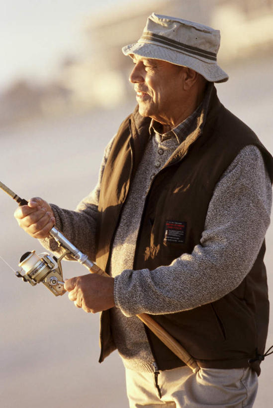 西方人,一个人,站,竖图,室外,白天,侧面,湖,湖泊,水,帽子,钓鱼竿,欧洲,非洲,黑人,欧洲人,仅一个男性,仅一个人,握,阴影,服装,光线,影子,湖面,水流,水面,拿,拿着,注视,休闲装,衣服,阳光,遮阳帽,湖水,观察,看,站着,仅一个老年男性,休闲,休闲服,握着,服饰,观看,渔夫帽,渔具,察看,关注,老年男性,男人,男性,非洲人,钓竿,鱼竿,站立,半身,彩图,钓鱼