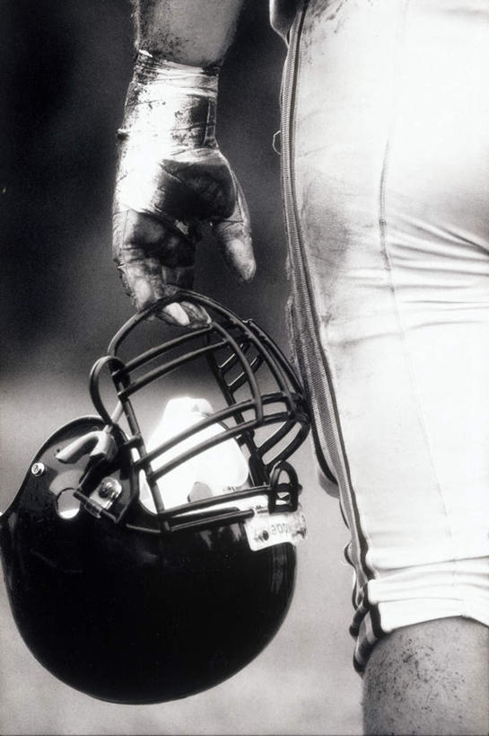 西方人,手,一个人,运动员,站,竖图,黑白,室外,特写,白天,运动服,安全,草地,草坪,植物,帽子,欧洲,欧洲人,仅一个男性,仅一个人,握,服装,朦胧,模糊,头盔,防护,拿,拿着,草,仅一个年轻男性,背面,衣服,绿色,安全帽,手套,站着,手部,握着,服饰,保护,单手,衣着,穿着,保险,橄榄球运动员,保全,周全,安稳,安定,防护手套,衣饰,平安,男人,男性,年轻男性,白种人,体育运动员,运动选手,站立,半身,运动装