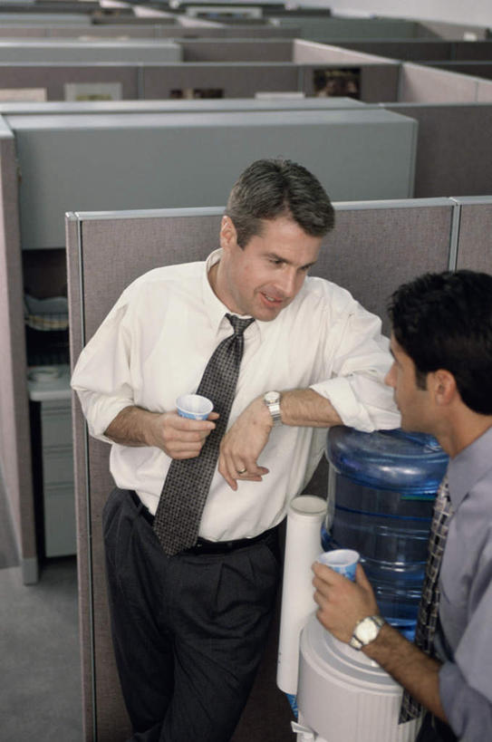 西方人,两个人,同事,商务人士,商务男性,办公室,站,笑,说,微笑,露齿笑,竖图,俯视,室内,白天,衬衫,讨论,成功,合作,团队,集体,信心,水,家具,桌子,杯子,欧洲,欧洲人,握,套装,时间,电器,时钟,手表,桶,液体,塑料,办公桌,领带,拿,计时,拿着,注视,饮用水,队伍,容器,塑料制品,纸制品,钟表,纯净水,矿泉水,观察,看,站着,表,握着,观看,储藏,纸杯,塑料桶,腕表,察看,领导,家电,家用电器,象征,庄重,饮水机,成就,储存,关注,一次性杯子,桶装水,商务装,身份,合伙,领袖,工薪阶层,蒸馏水,办公家具,正式,地位,交流,男人,男性,中年男性,白种人,白领,上班族,钟,沟通,讲话,交谈,商讨,说话,谈话,站立,半身,彩图,高角度拍摄,衬衣,贮存