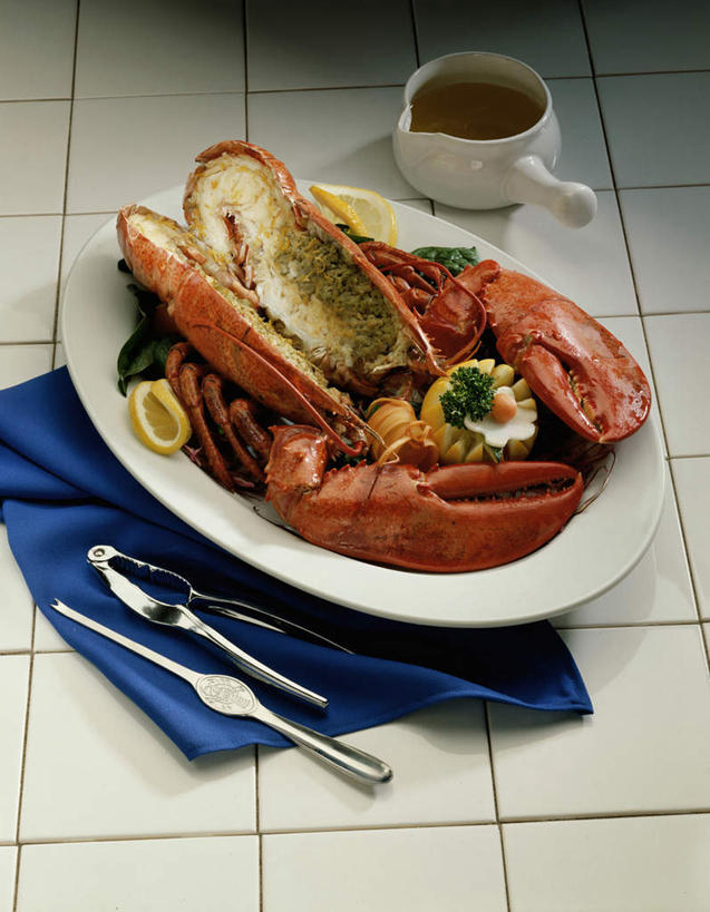 海鲜,龙虾,无人,竖图,俯视,室内,特写,白天,烹饪,西餐,桌面,桌子,餐具,阴影,反射,木制,叉子,刀叉,刀子,碟子,盘,影子,陶瓷,汤,虾,料理,食品,陶瓷制品,水产,菜肴,美食,海洋生物,食物,盘子,餐巾,木制品,容器,碟,碗,罗宋汤,西式,佳肴,储藏,储存,水生动物,餐刀,海产品,水生物,海底动物,餐叉,羹汤,保洁方巾,口布,进餐用具,彩图,高角度拍摄,贮存