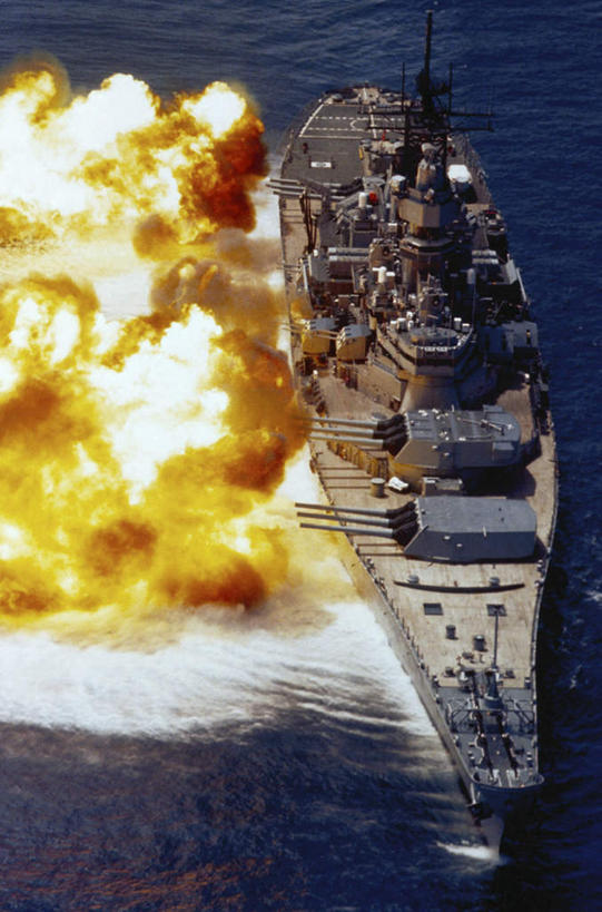 无人,竖图,俯视,航拍,室外,白天,热情,爆炸,竞争,海浪,海洋,船,火,美国,一艘,对抗,阴影,冲突,光线,火焰,影子,浪花,燃烧,破坏,阳光,海水,武器,战争,军舰,损坏,北美,北美洲,攻击,威胁,鸟瞰,对立,矛盾,兵器,美洲,海军,防御,海景,战舰,战列舰,美军,军用战舰,战船,爱荷华战列舰,爱荷华号战列舰,敌对,挫败,斗争,抗拒,抗衡,北亚美利加洲,亚美利加洲,杀伤,威慑,危险,大海,风浪,海,海水的波动,近岸浪,涌浪,彩图,高角度拍摄