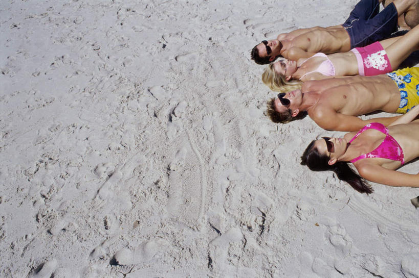 西方人,四个人,伙伴,朋友,躺,横图,俯视,室外,白天,泳装,比基尼,爱情,旅游,度假,友谊,美景,沙滩,欧洲,欧洲人,阴影,泳裤,光线,墨镜,沙子,眼镜,影子,海岸,景观,沙地,浪漫,娱乐,裸露,阳光,自然,太阳镜,太阳眼镜,享受,休闲,温暖,温馨,遮阳镜,景色,恩爱,放松,恋人,和睦,自然风光,裸,卧着,友情,男人,男性,年轻男性,年轻女性,女人,女性,白种人,情侣,海滩,躺着,卧,半身,彩图,高角度拍摄,三点式,泳衣,四副,伴侣,融洽