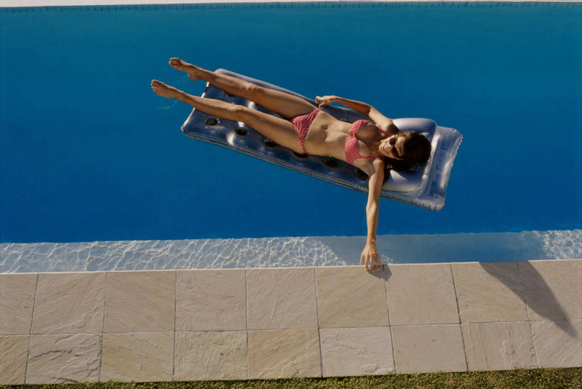 西方人,一个人,体育馆,游泳池,躺,横图,俯视,室外,白天,泳装,比基尼,水,船,欧洲,欧洲人,仅一个年轻女性,仅一个女性,仅一个人,一副,一艘,握,阴影,光线,墨镜,眼镜,影子,水池,水面,地面,光脚,泳池,粉色,阳光,太阳镜,太阳眼镜,交通工具,赤脚,遮阳镜,握着,游泳馆,载具,气垫船,卧着,年轻女性,女人,女性,白种人,躺着,卧,彩图,高角度拍摄,全身,三点式,泳衣